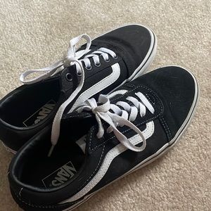 Black low cut vans 🪩